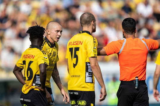 Elfsborgs Sebastian Holmen reagerar på domslut mot domare