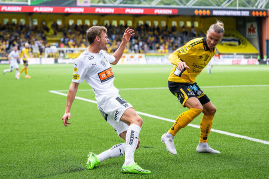 Häckens Oscar Uddenäs och Elfsborgs Niklas Hult