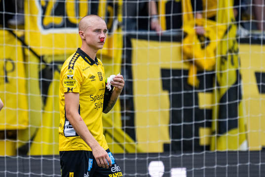 Elfsborgs Sebastian Holmen blöder ur näsan
