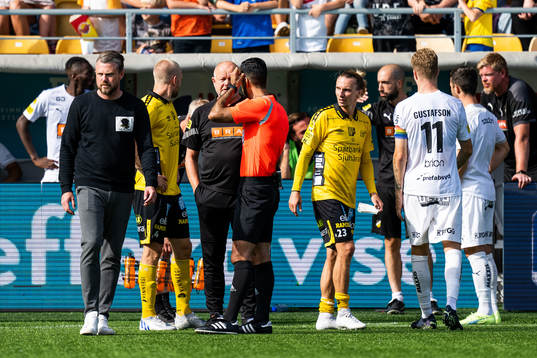 Elfsborgs manager Jimmy Thelin och Johan Larsson i samtal