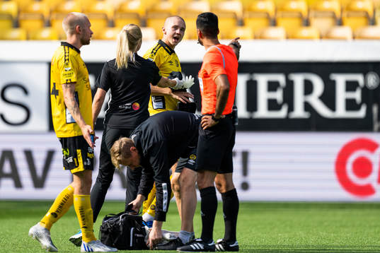 Elfsborgs Sebastian Holmen reagerar mot domare Mohammed