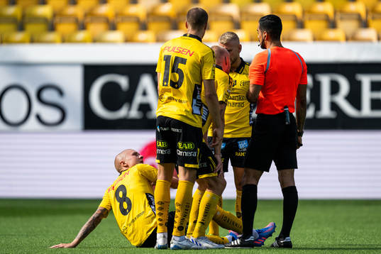 Elfsborgs Sebastian Holmen (sittande) reagerar mot domare