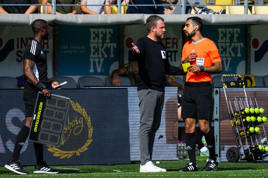 Elfsborgs manager Jimmy Thelin reagerar mot domare Mohammed