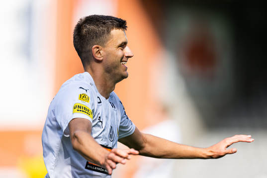 Häckens Alexander Jeremejeff jublar