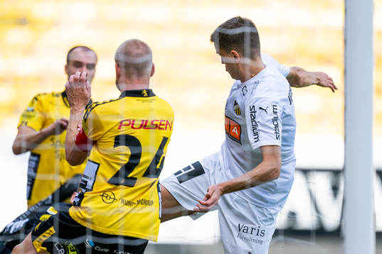 Elfsborgs Johan Larsson försvarar när Häckens Alexander