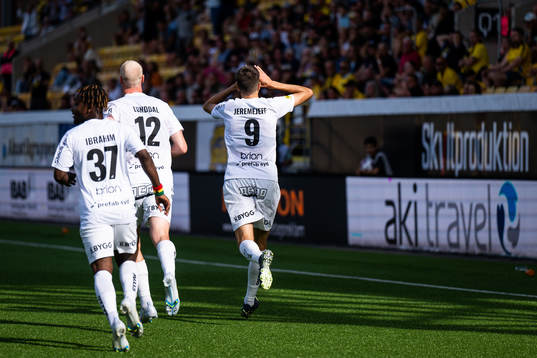 Häckens Alexander Jeremejeff (till höger) jublar