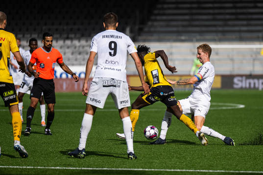 Elfsborgs Emmanuel Boateng och Häckens Samuel Gustafson