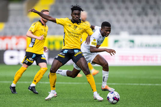 Elfsborgs Emmanuel Boateng och Häckens Akoua Romeo Amane