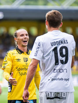 Elfsborgs Niklas Hult reagerar mot Häckens Oscar Uddenäs