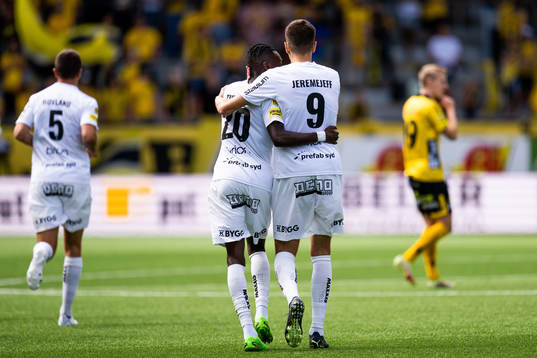 Häckens Blair Sebastian Turgott jublar med målskytten