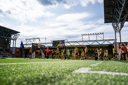 Elfsborgs och Häckens spelare gör entré