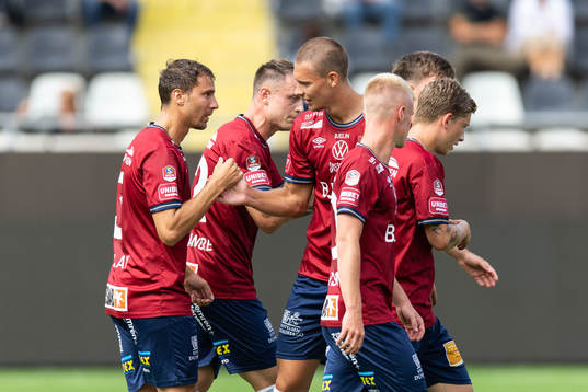 Örgrytes Jonathan Azulay jublar med lagkamrater