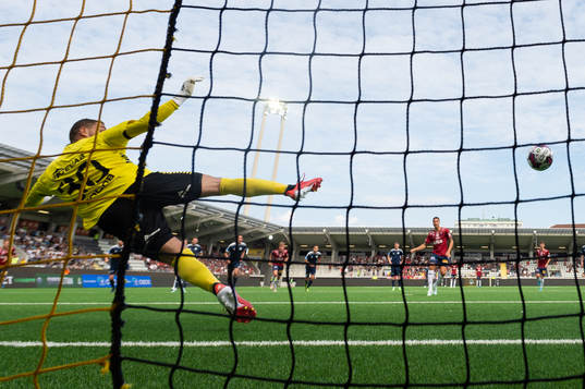 Örgrytes Jonathan Azulay skjuter 0-1 på straff i mål