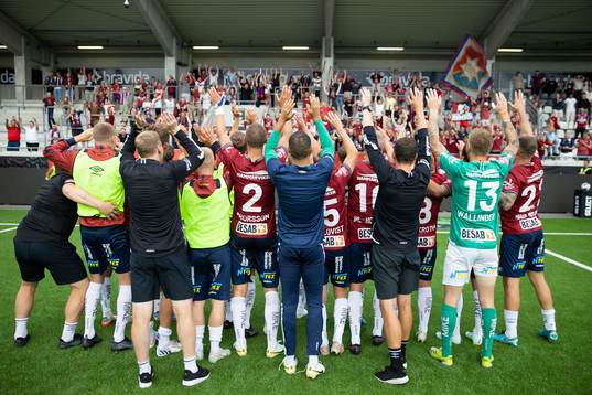 Örgrytes jublar framför sin klack