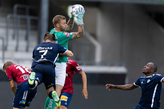 Utsiktens Karl Bohm och Örgrytes målvakt Robin Wallinder