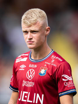 Örgrytes Olle Johansson innan fotbollsmatchen i Superettan