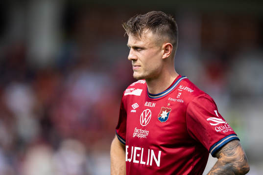Örgrytes Marcus Haglind Sangré innan fotbollsmatchen i
