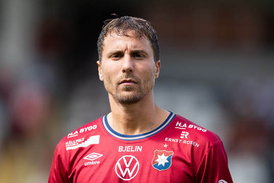 Örgrytes Jonathan Azulay innan fotbollsmatchen i