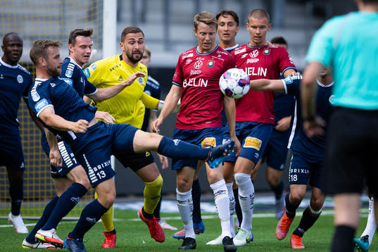 Utsiktens Erik Gunnarsson rensar undan bollen