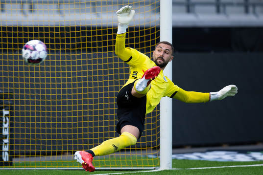 Örgrytes Jonathan Azulay (ej i bild) skjuter 0-1 på