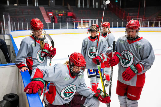 Karin Svedberg (mitten) med lagkamrater