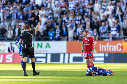IFK Norrköpings Ari Freyr Skulason tilldelas gult kort av