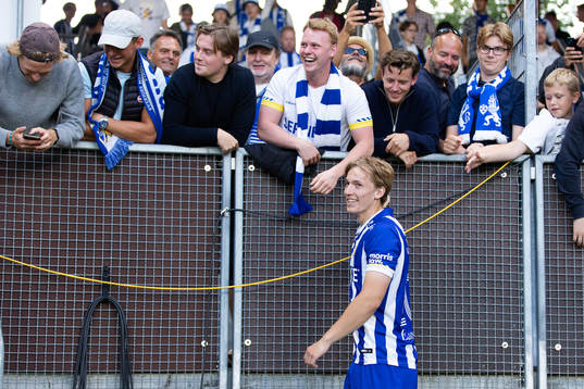 IFK Göteborgs Johan Bångsbo pratar med kompisar
