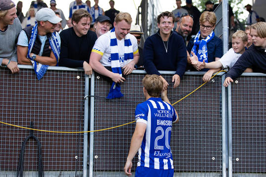 IFK Göteborgs Johan Bångsbo pratar med kompisar