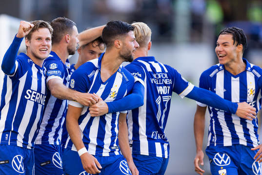 IFK Göteborgs Kevin Yakob jublar med lagkamrater