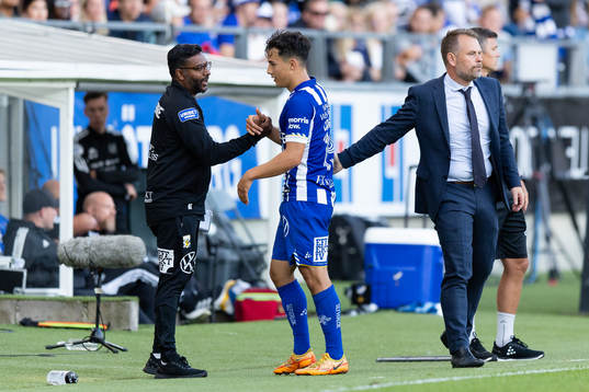 IFK Göteborgs Hussein Carneil klappas om av assisterande