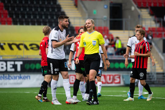 Domare Tess Olofsson dömmer straff till Brommapojkarna och