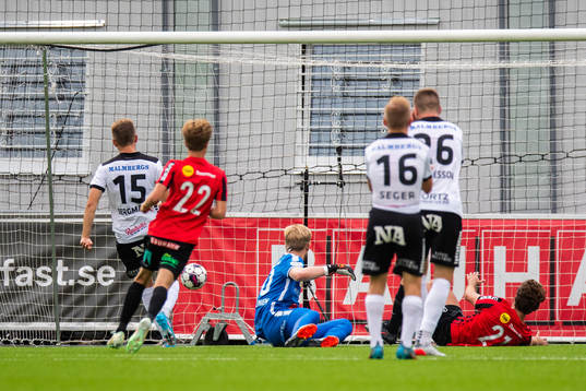 Brommapojkarnas Philip Hellqvist gör 1-1 på Örebros