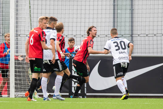 Brommapojkarnas Philip Hellqvist jublar