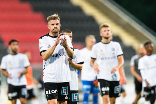 Örebros Erik Björndahl tackar de tillresta supportrarna