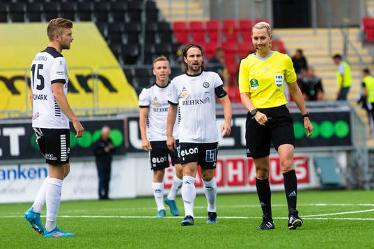 Örebros Kevin Walker diskuterar med domare Tess Olofsson