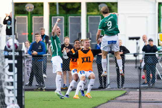 Brages Douglas Karlberg jublar