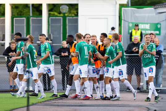Brages Douglas Karlberg jublar med lagkamrater