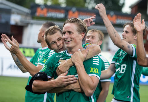Brages Douglas Karlberg jublar