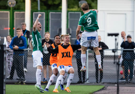 Brage Douglas Karlberg jublar