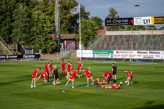 Skövdes spelare värmer upp