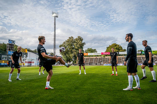 Landskronas spelare värmer upp
