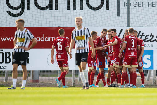 Skövdes Villiam Granath jublar med lagkamrater