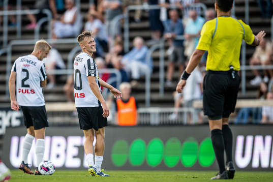 Landskronas Melker Heier reagerar mot ett domslut