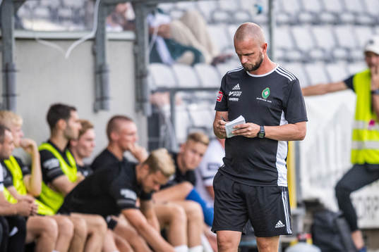 Skövdes tränare Tobias Linderoth deppar