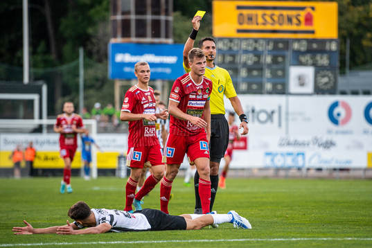 Domare Adi Aganovic ger gult kort till Skövdes Filip