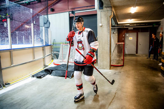 Fredrik Händemark innan en träning med Malmö Redhawks