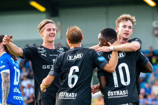 Halmstads Alexander Johansson jublar med lagkamrater
