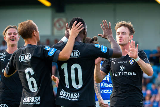 Halmstads Alexander Johansson jublar med lagkamrater