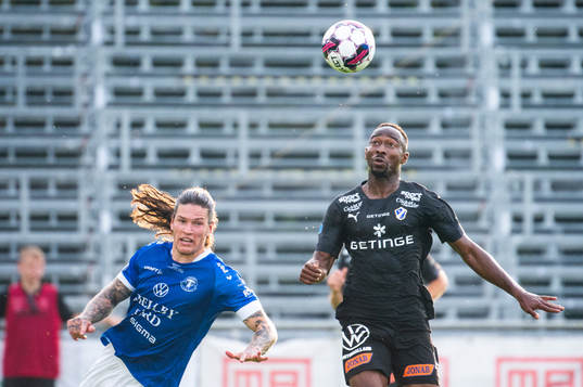 Trelleborgs Isak Jönsson och Halmstads Sadat Karim