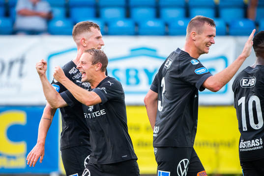 Halmstads Joel Allansson jublar med lagkamrater